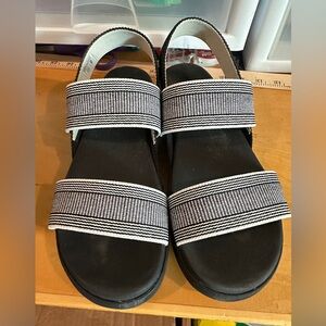 Keen Elle Backstrap - Black & White, size 9